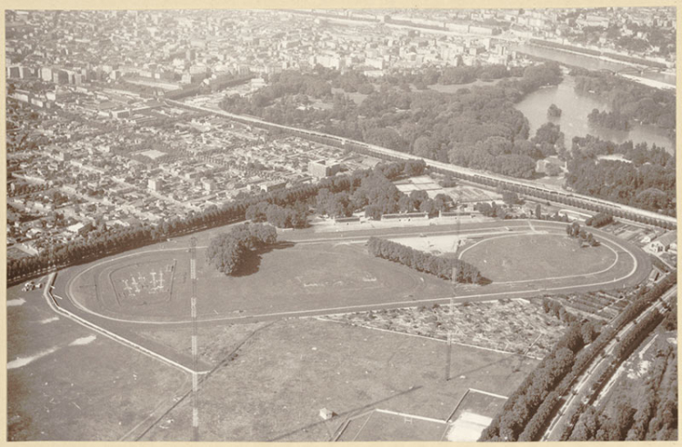 Photographie aérienne  de l’hippodrome  du Grand Camp  à Villeurbanne. (©BML/Fonds Sylvestre)